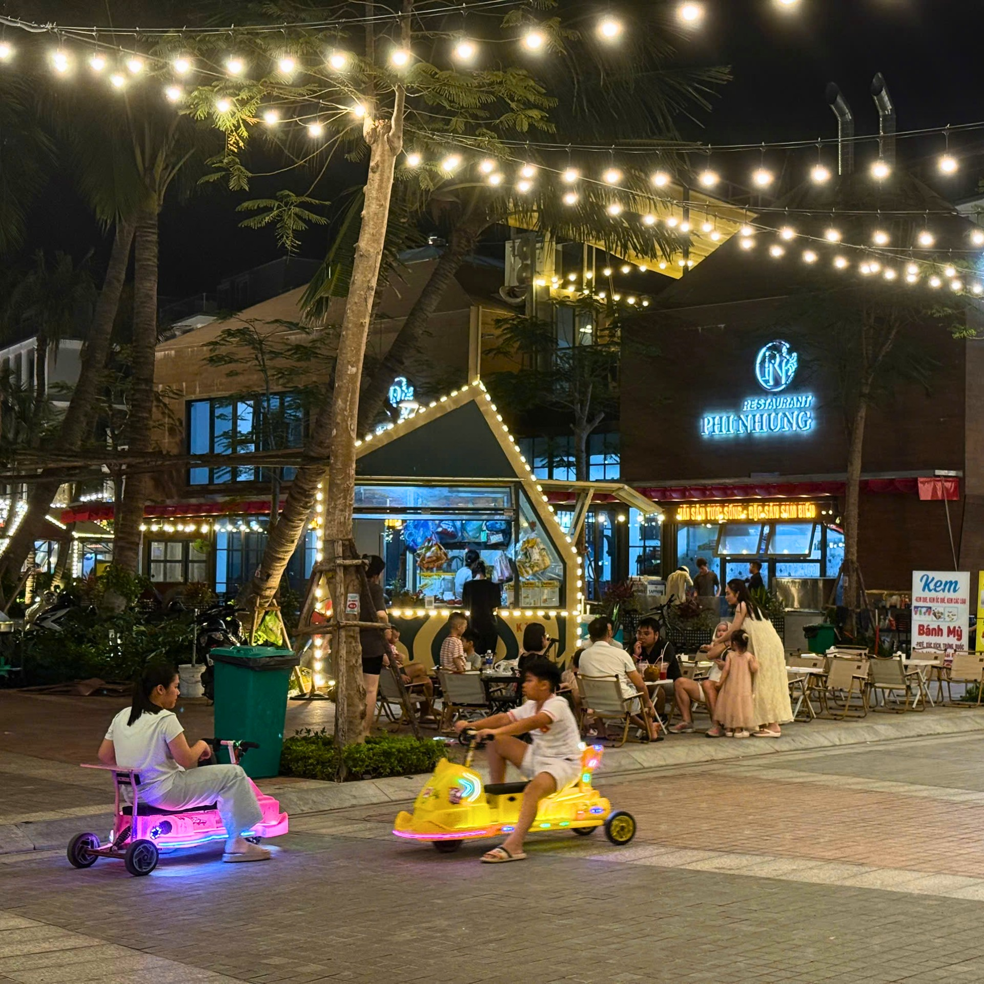 Trẻ em hào hứng trải nghiệm các hoạt động thủ công và vẽ tranh tại VUI-Fest Cát Bà