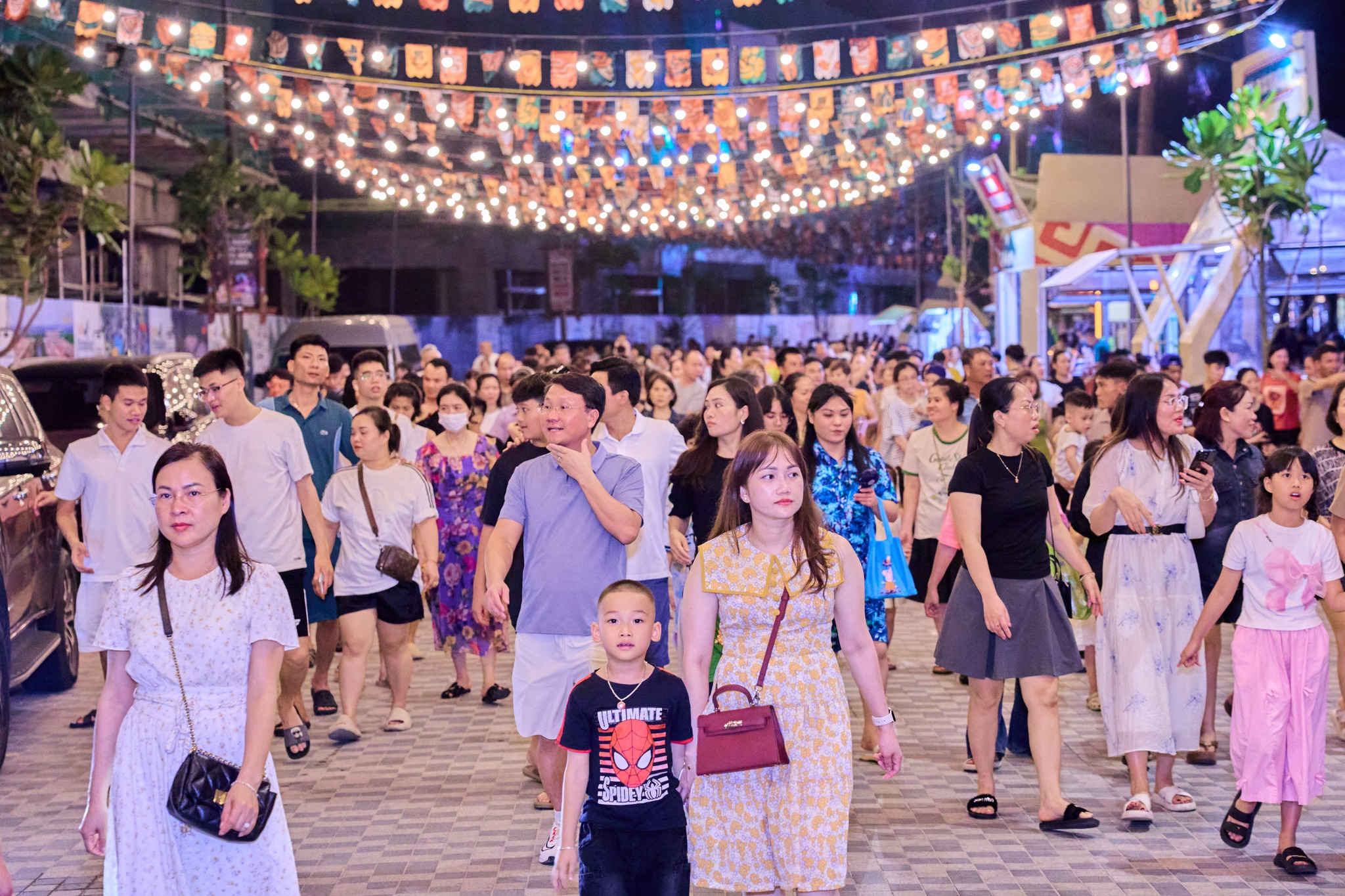 Chợ đêm VUI-Fest Cát Bà sôi động với không khí lễ hội ven biển