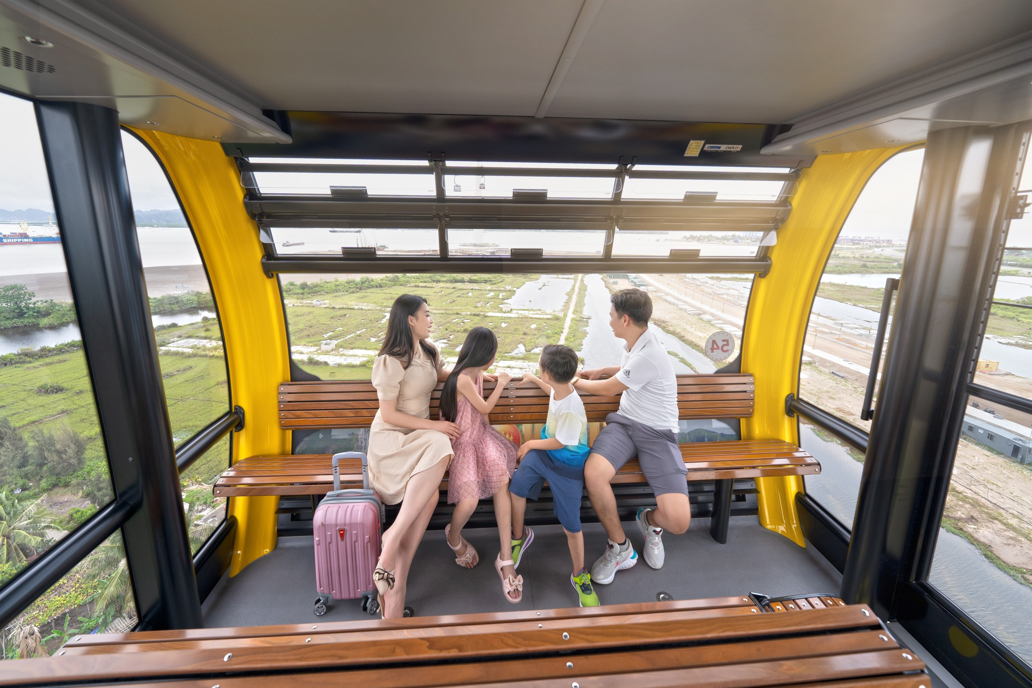 Du khách di chuyển bằng cáp treo Sun World Cát Bà để khám phá đảo ngọc từ trên cao