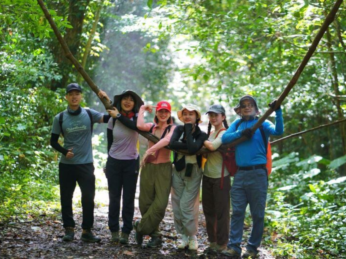 Du khách nên lựa chọn quần áo thể thao co giãn, thấm hút mồ hôi tốt, giày trekking hoặc giày chạy địa hình có đế chống trơn trượt