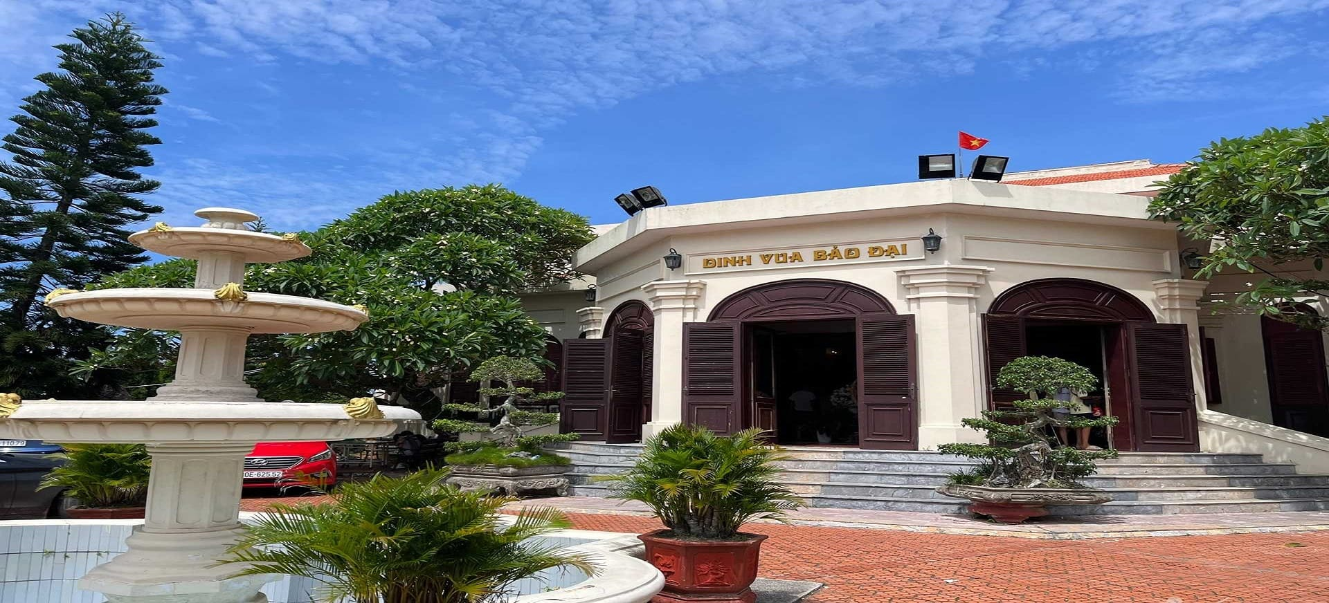 Dinh vua Bảo Đại trên đồi Vung mang đến không gian tham quan kết hợp giữa kiến trúc, lịch sử và cảnh quan xanh