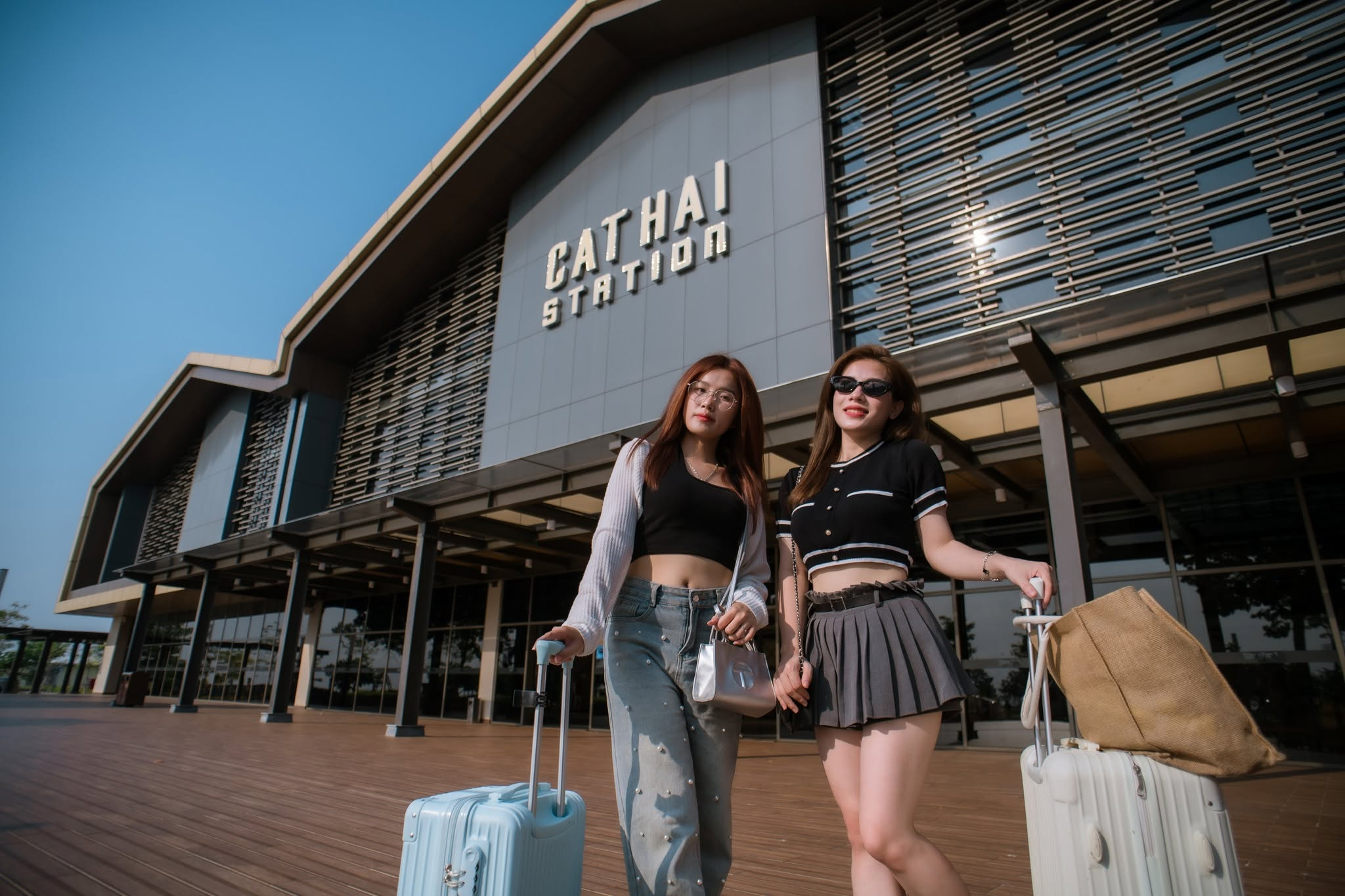 Khung giờ sáng sớm và cuối chiều thường mang đến ánh sáng dịu cho những bức ảnh ngoài trời tại Hải Phòng