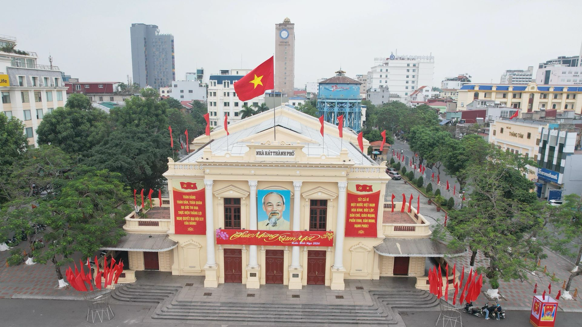 Nhà hát lớn thành phố Hải Phòng nổi bật giữa quảng trường trung tâm