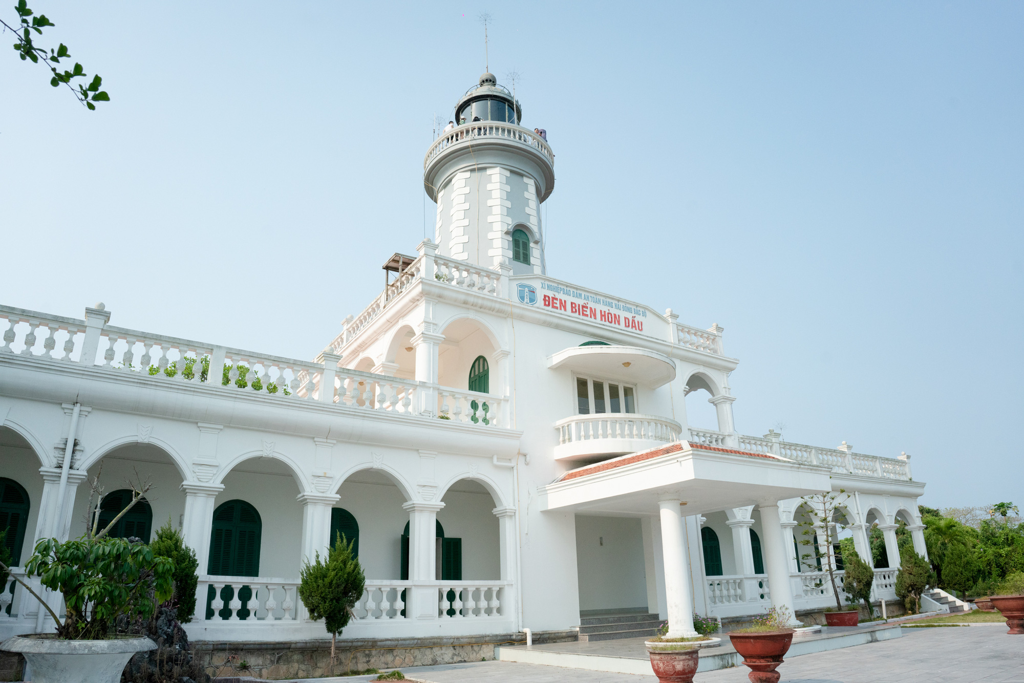 Ngọn hải đăng Hòn Dấu ẩn mình giữa những tán cây xanh rậm trên hòn đảo ngoài khơi Đồ Sơn