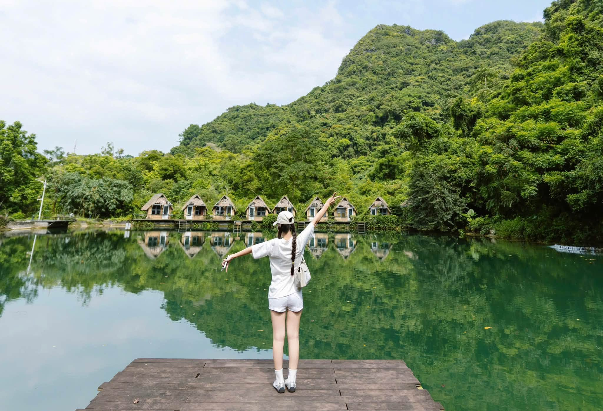 Con đường xuyên rừng tại Vườn quốc gia Cát Bà đưa du khách đến gần hơn với hệ sinh thái xanh của đảo