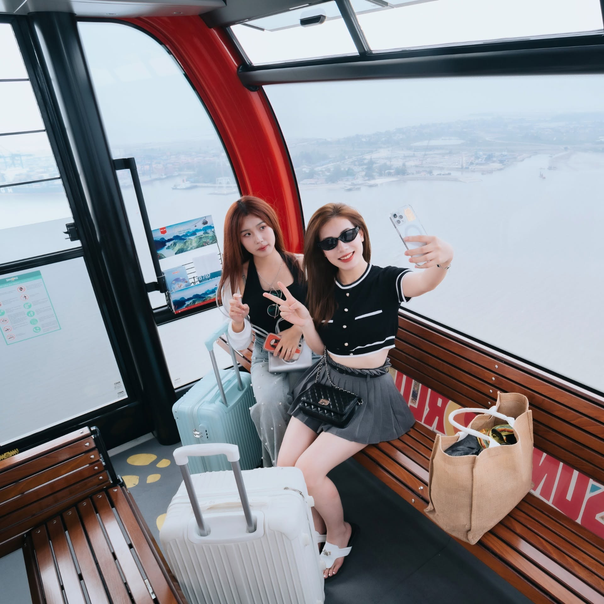 Từ cabin cáp treo, biển xanh và những mảng đảo phía xa dần mở rộng trong tầm mắt giữa ngày thu trời trong