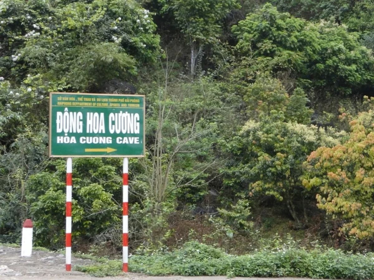 Động Hoa Cương nằm tại khu vực Gia Luận ở phía Đông Bắc đảo Cát Bà