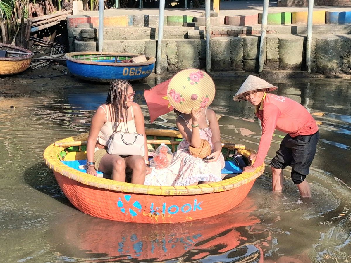 Chèo thuyền thúng Cát Bà là trải nghiệm thú vị dành cho du khách