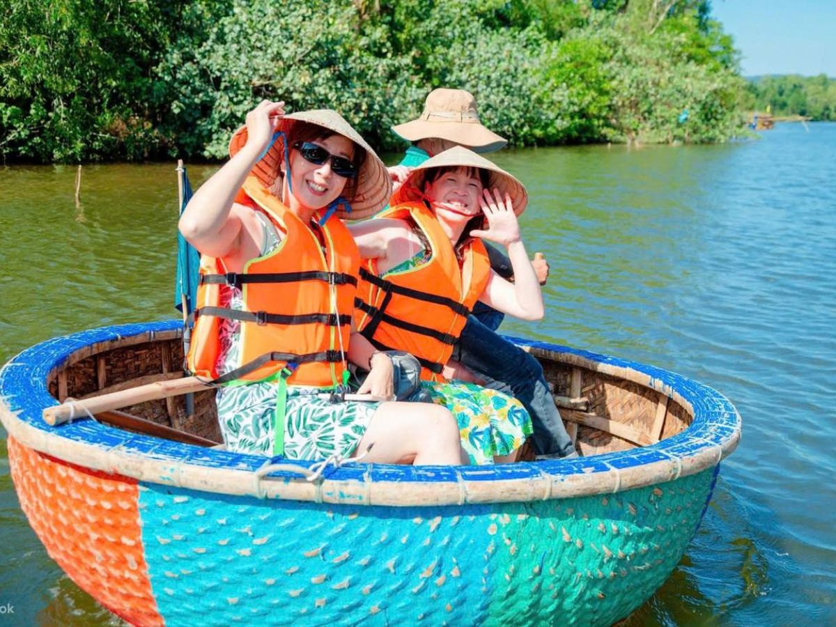 Chèo thuyền thúng Cát Bà khá phù hợp với người mới