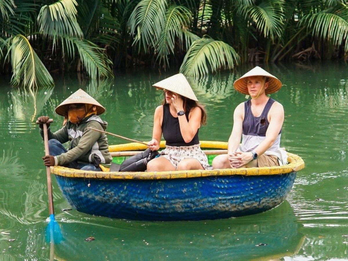 Chèo thuyền thúng Cát Bà mang đến trải nghiệm gần gũi với đời sống của ngư dân