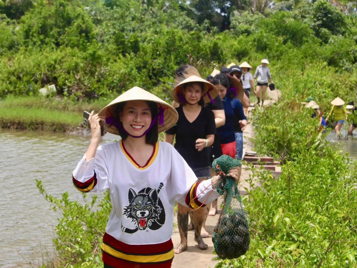 Du khách khám phá rừng ngập mặn Phù Long