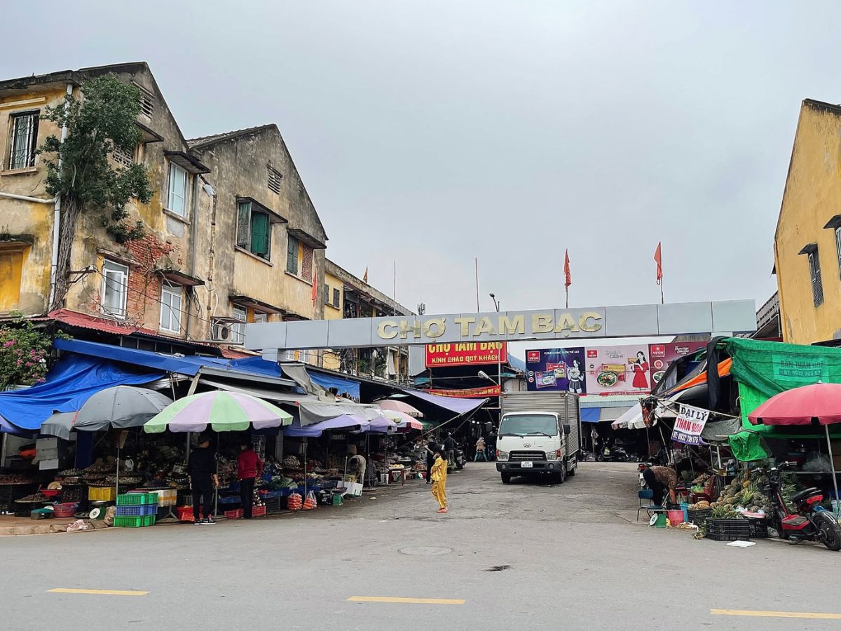 Khu vực chợ và các tuyến phố ven sông Tam Bạc gần với đời sống của dân địa phương