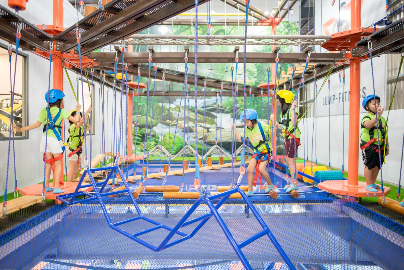 Khu leo núi tại Jump Arena mang đến thử thách vận động dành cho trẻ em và người trẻ