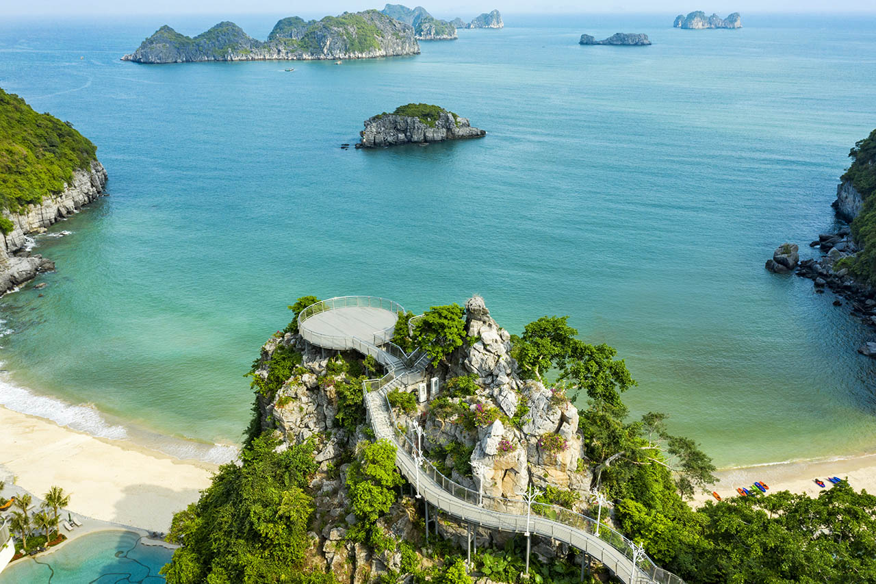 Bãi Cát Cò là khoảng dừng chân phù hợp để cả gia đình tắm biển, vui chơi trên cát và tận hưởng buổi chiều tại Cát Bà