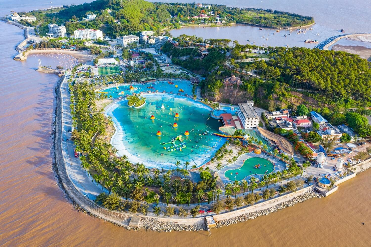 Không gian xanh tại Hòn Dấu Resort phù hợp để gia đình kết hợp tham quan và nghỉ ngơi khi đến Đồ Sơn