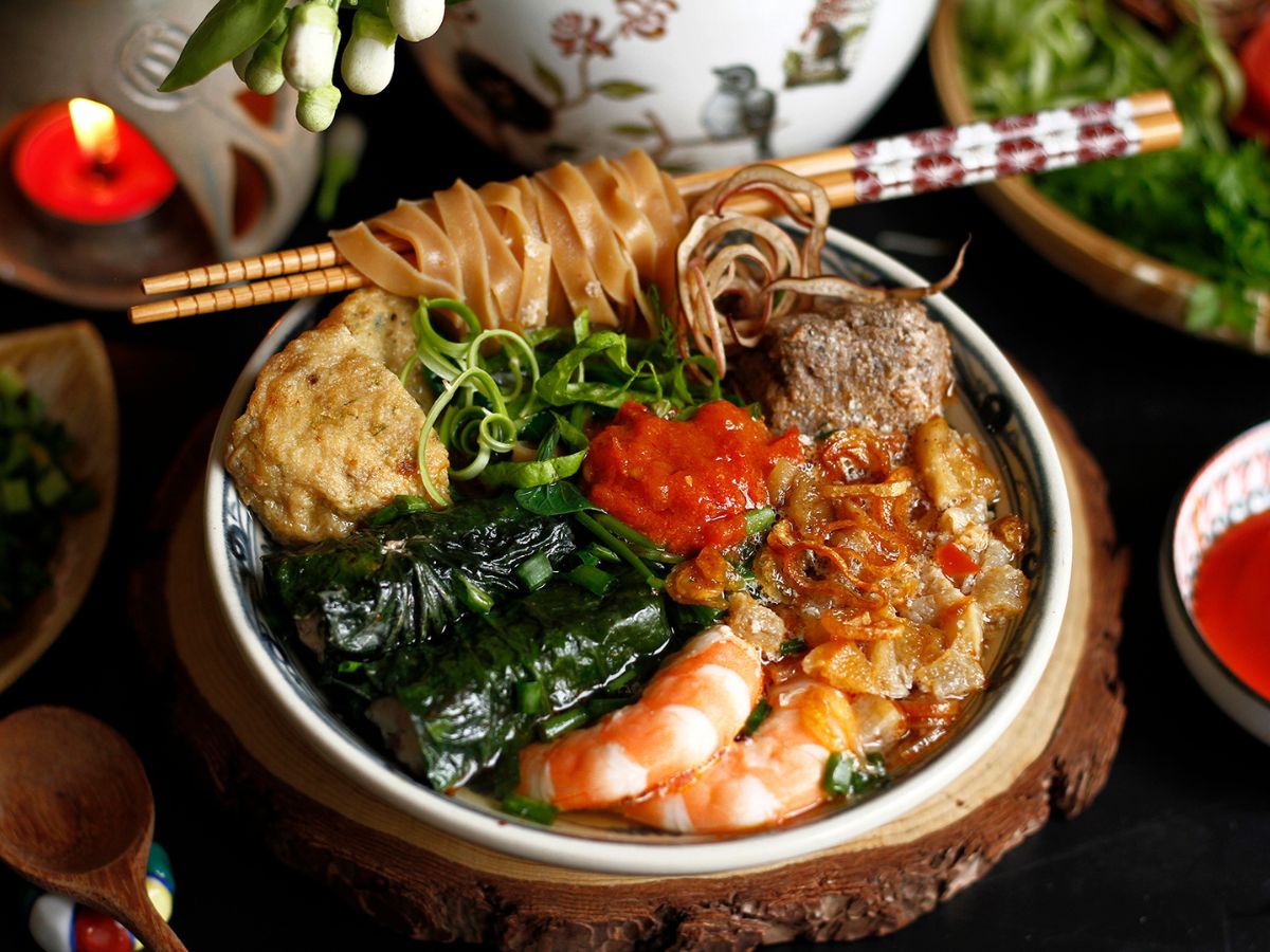 Thưởng thức bánh đa cua Hải Phòng trong chuyến đi.