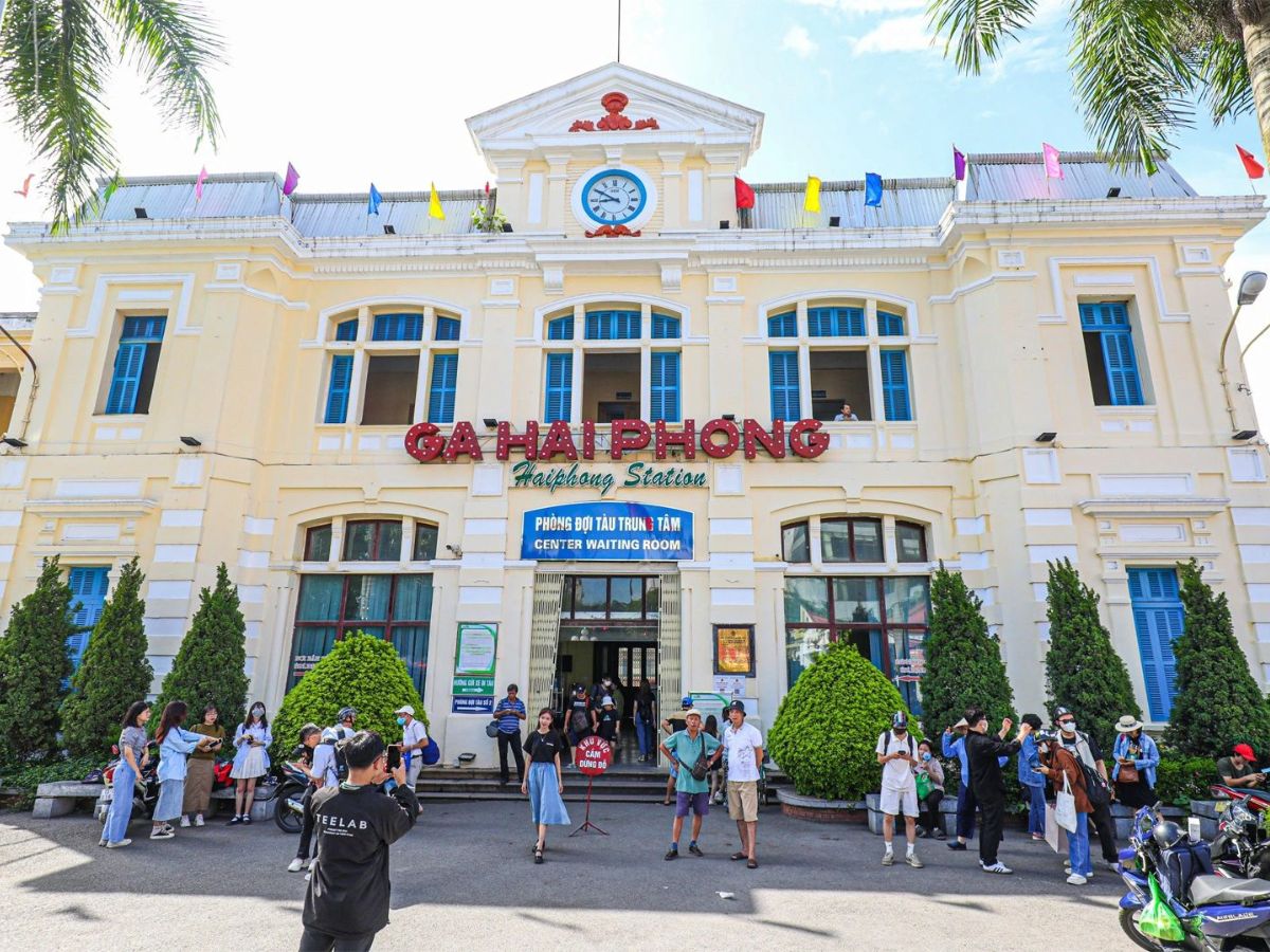 Lựa chọn đi tàu hỏa từ ga Hà Nội đến ga Hải Phòng.