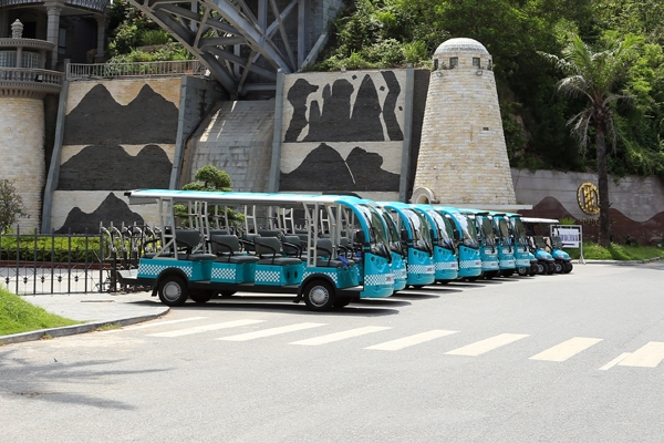 Di chuyển nội khu tiện lợi với xe điện.