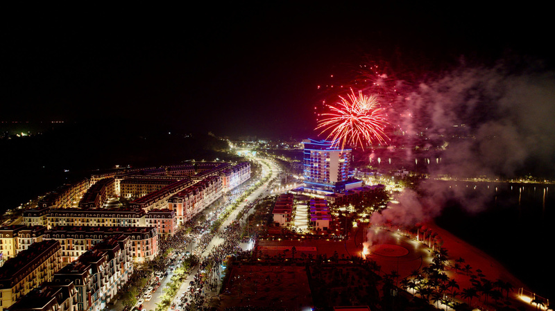 Pháo hoa trong đêm giao thừa tại khu du lịch quốc tế Đồi Rồng.