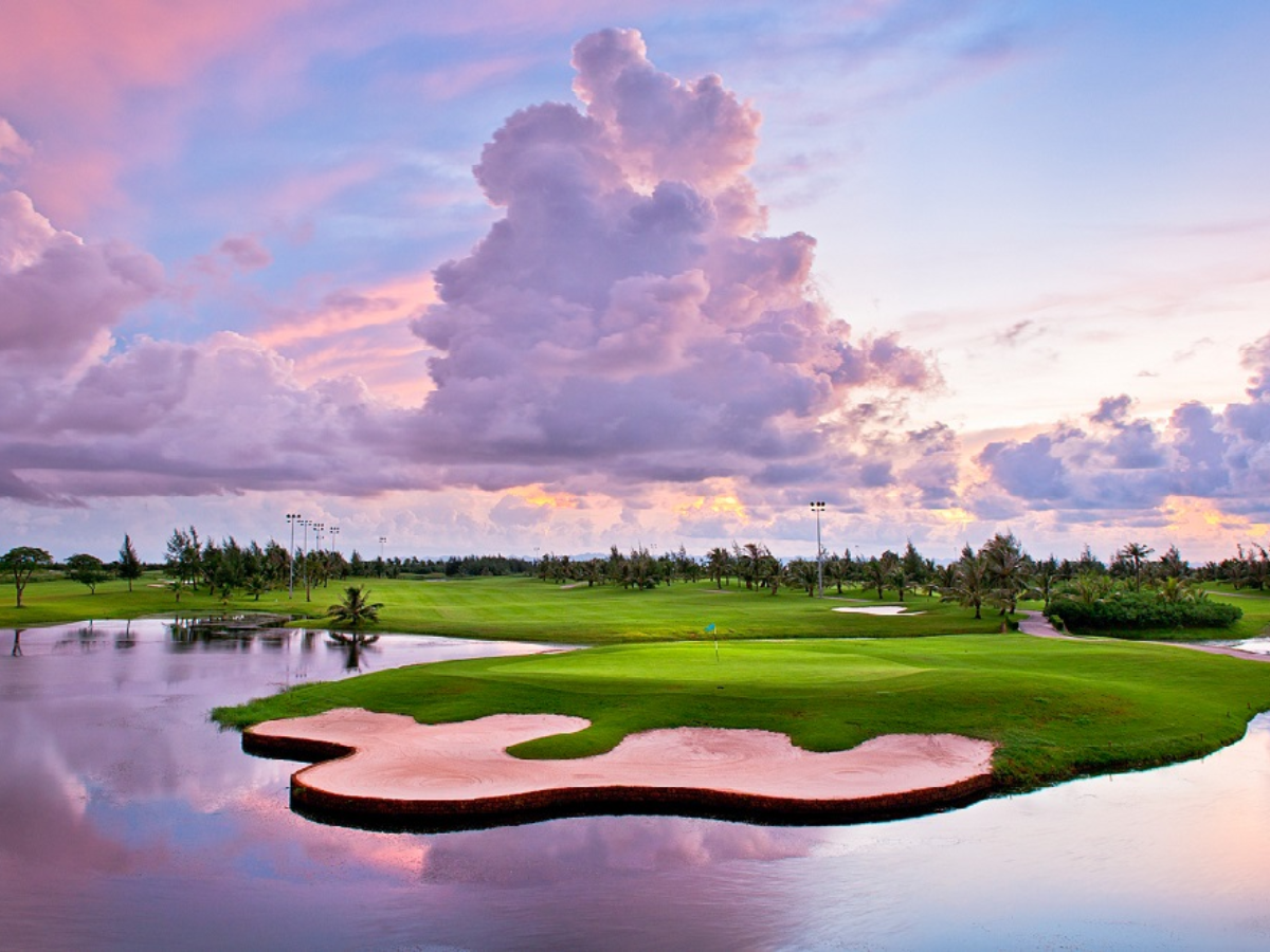 Sân golf Đồ Sơn Club với bãi cỏ xanh mướt. 