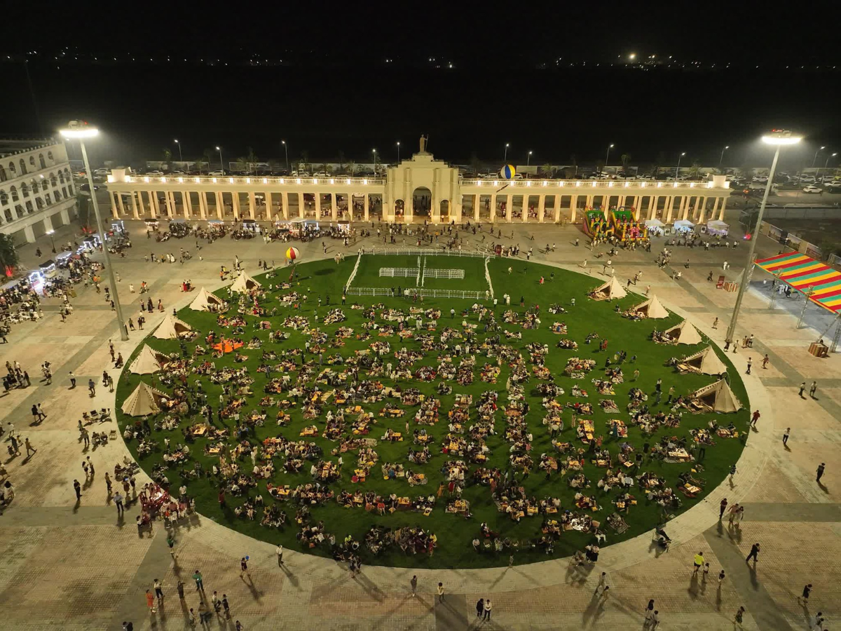 Quảng trường Hải Phòng rộng lớn phục vụ hoạt động cộng đồng.