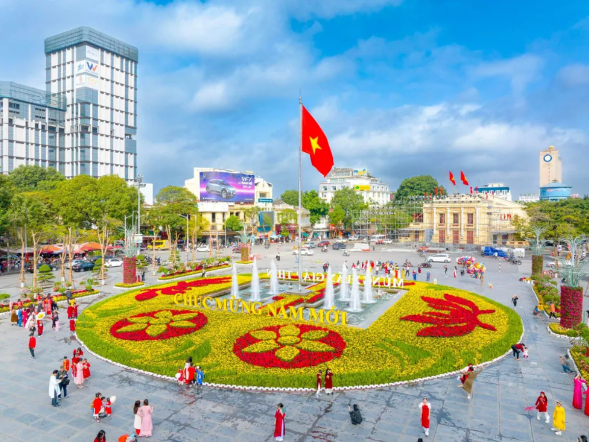 Quảng trường nhà hát lớn Hải Phòng được mọi người chọn là nơi vui chơi.