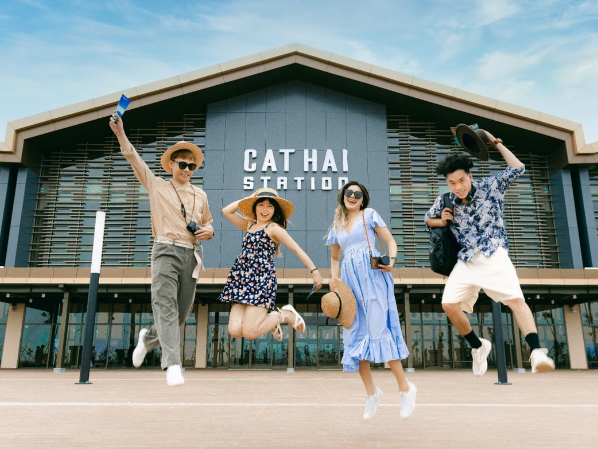 Du khách check-in tại bến Cát Hải cáp treo Sun World Cat Ba.