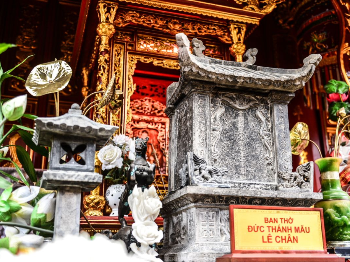 Bàn thờ Đức Thánh Mẫu Lê Chân.