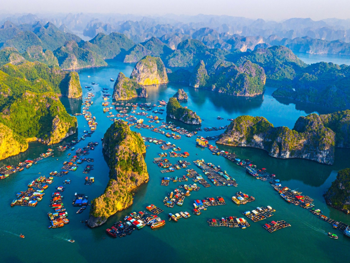 Toàn cảnh đảo Cát bà nhìn từ trên cao.