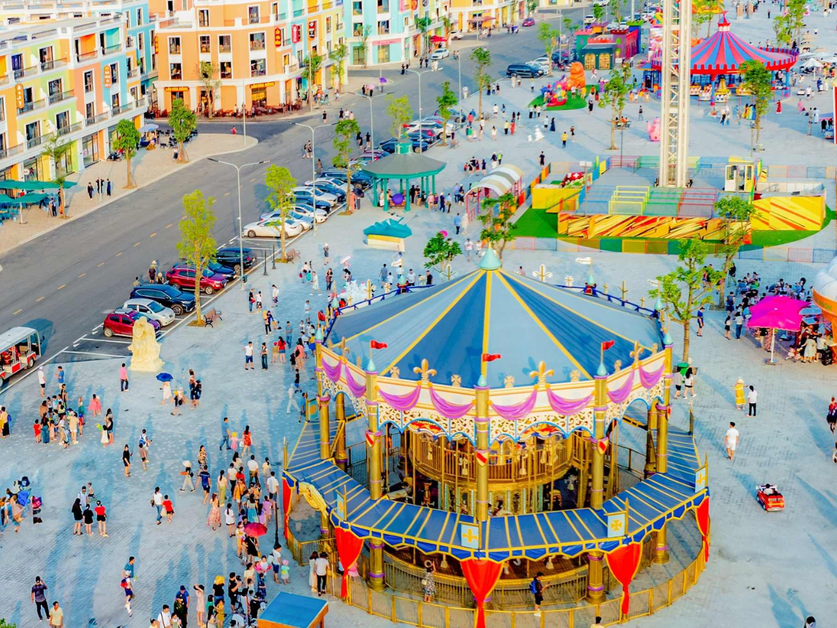 Du khách tập trung tại khu vui chơi đảo Vũ Yên.