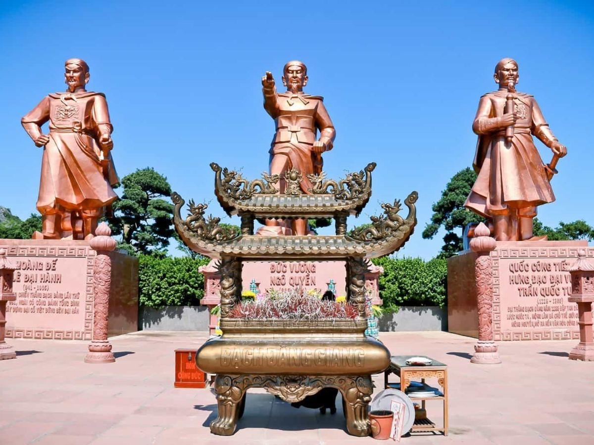 Tượng 3 vị anh hùng tại di tích Bạch Đằng Giang.