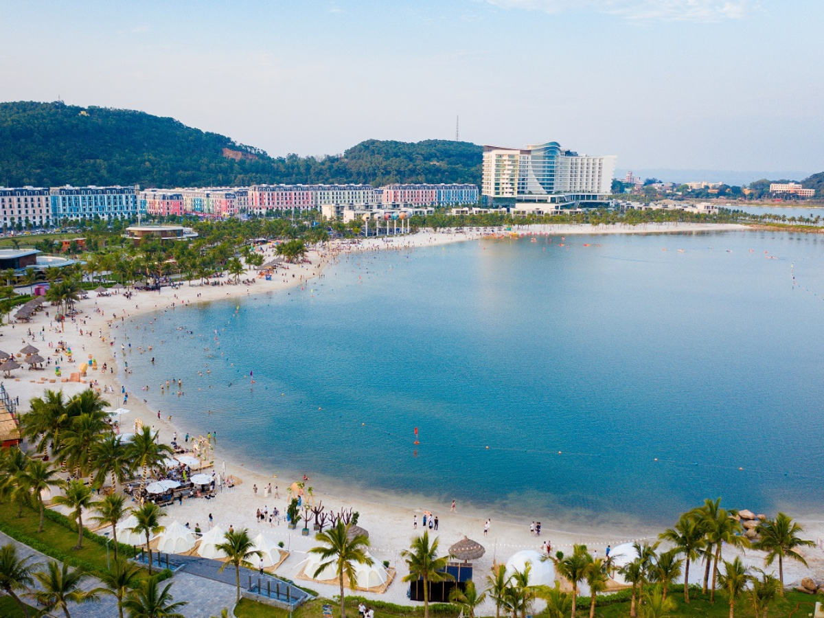 Bãi biển Đồ Sơn trong xanh và dải cát trắng.