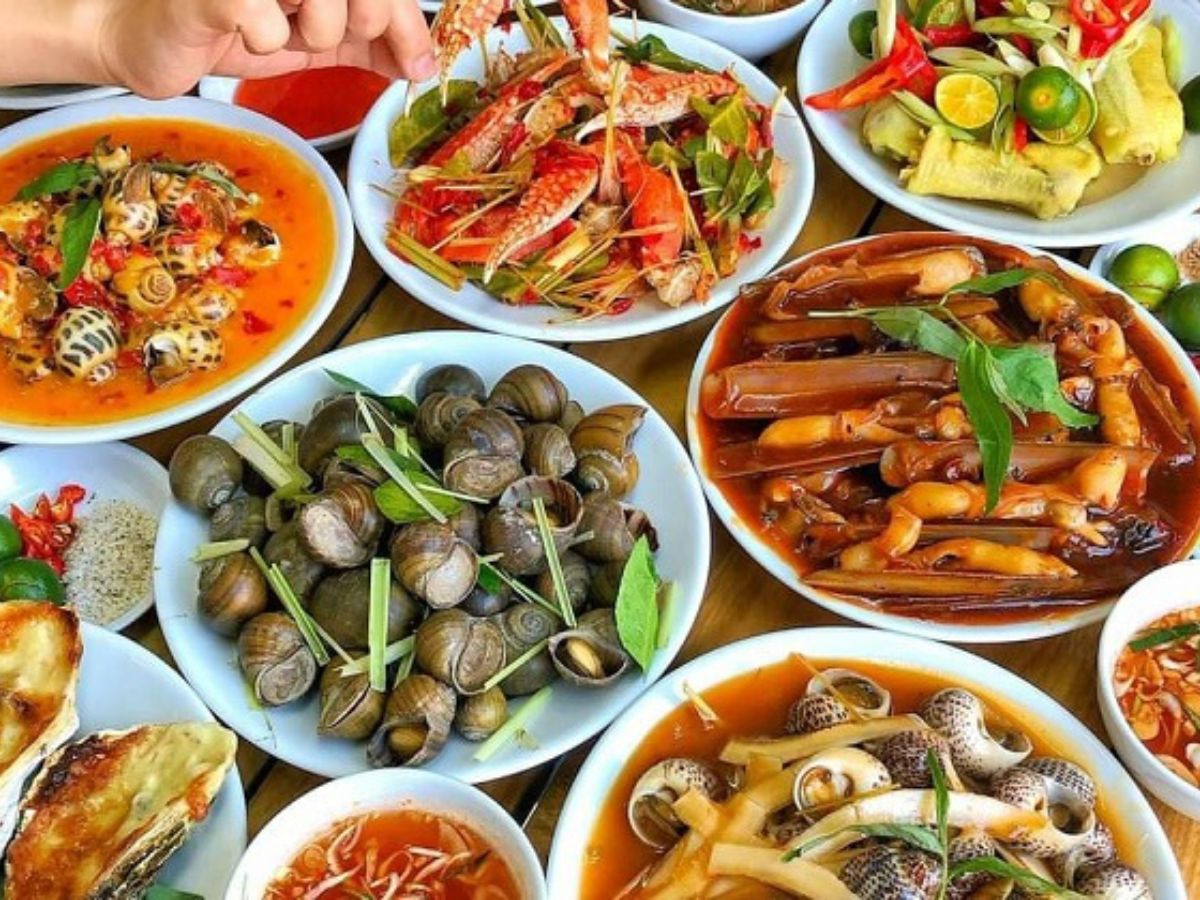 Ẩm thực đường phố quanh hồ Tam Bạc mang đến trải nghiệm thú vị cho du khách.