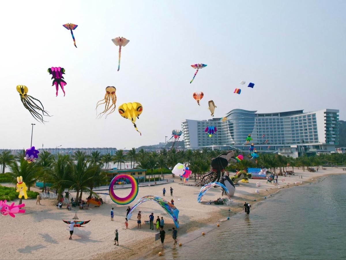 Bãi biển Đồ Sơn thu hút du khách với nhiều lễ hội và hoạt động giải trí thú vị.