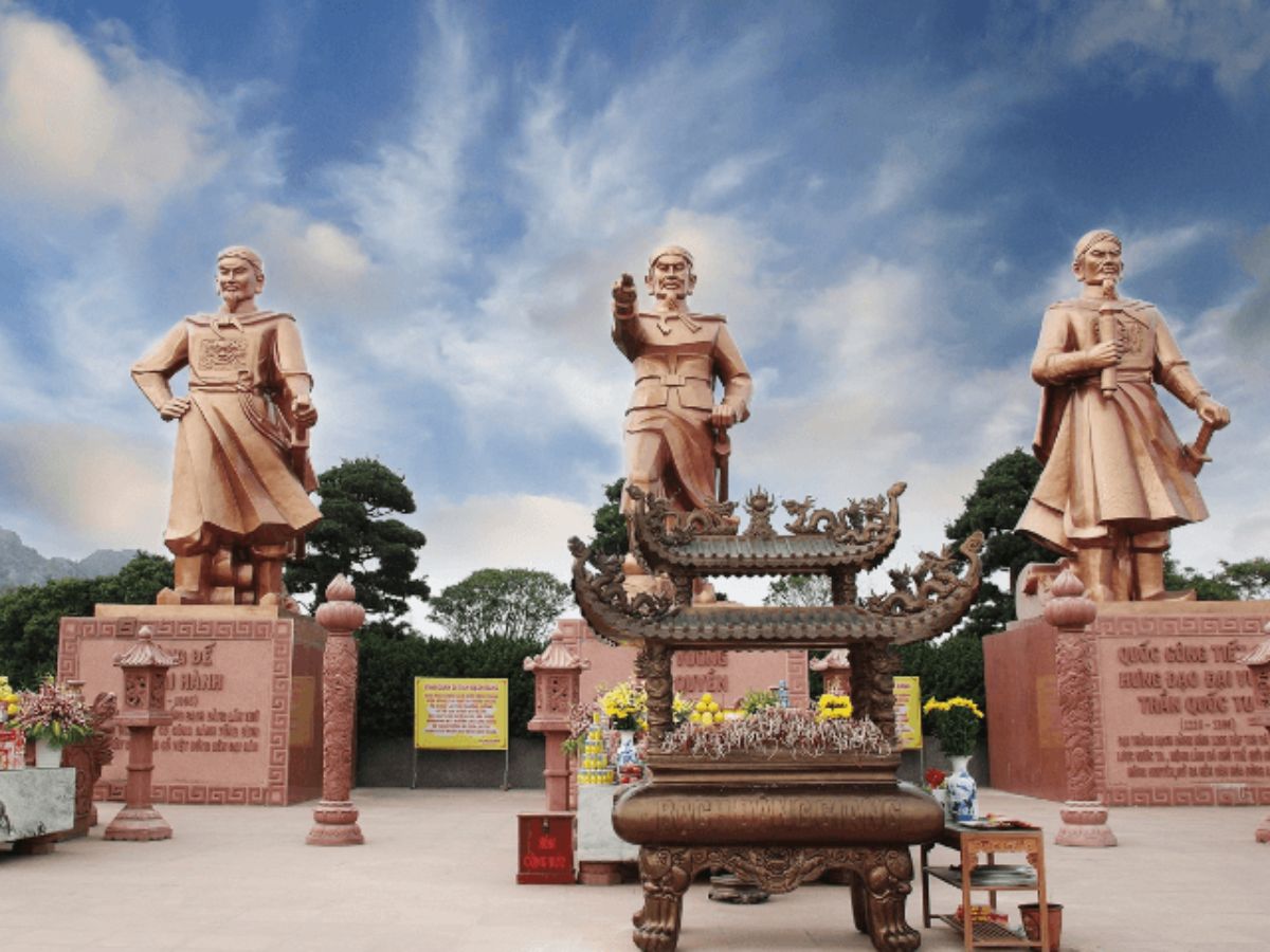 Quần thể di tích lịch sử Bạch Đằng Giang gắn liền với chiến thắng lừng lẫy trên sông Bạch Đằng.