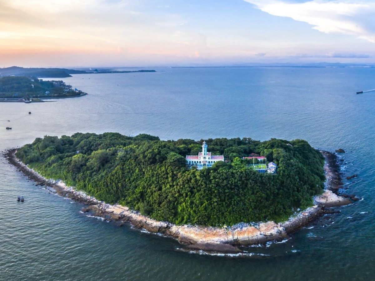 Đảo Hòn Dấu viên ngọc xanh cách bờ biển Hải Phòng 2km.