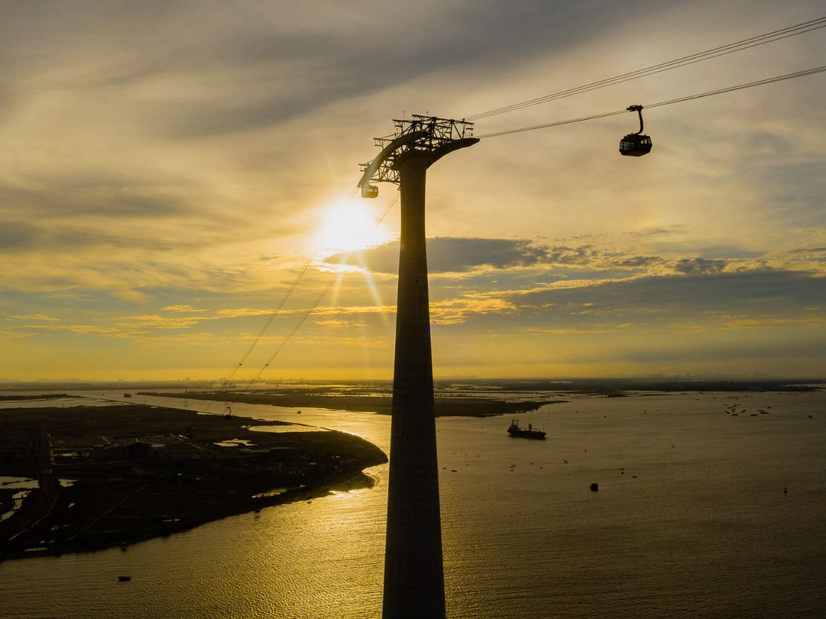 Cáp treo Sun World Cat Ba ngắm toàn cảnh vịnh Lan Hạ hùng vĩ.