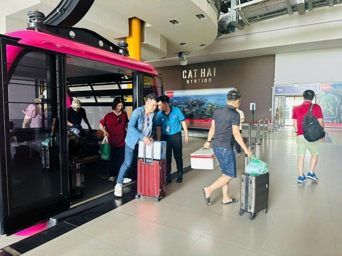 Du khách trải nghiệm cáp treo Sun World Cat Ba.