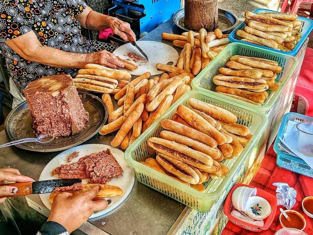 Bánh mì cay là đặc sản Hải Phòng nổi tiếng.