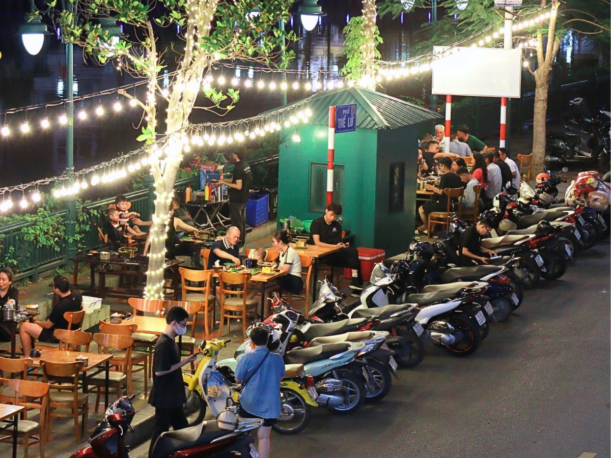 Nhiều hàng quán hấp dẫn tại phố đi bộ Hải Phòng.