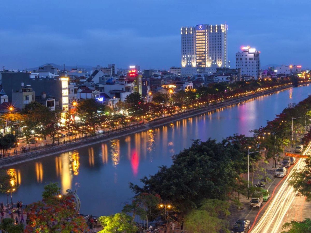 Phố đi bộ Hải Phòng trải dài dọc theo sông Tam Bạc.