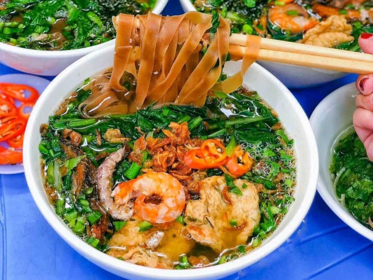 Bánh đa cua Hải Phòng có nước dùng đậm đà. 