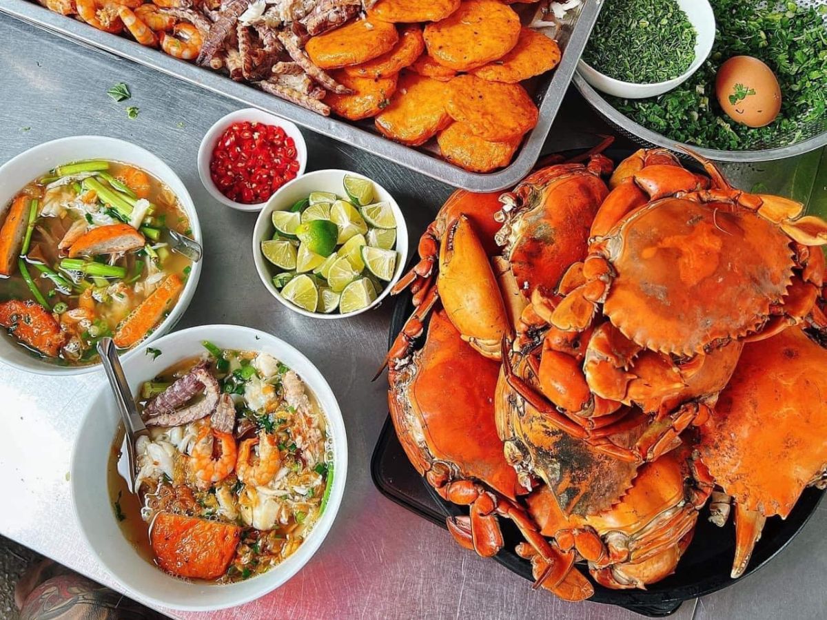 Bánh đa cua bể Hải Phòng với topping cua biển. 