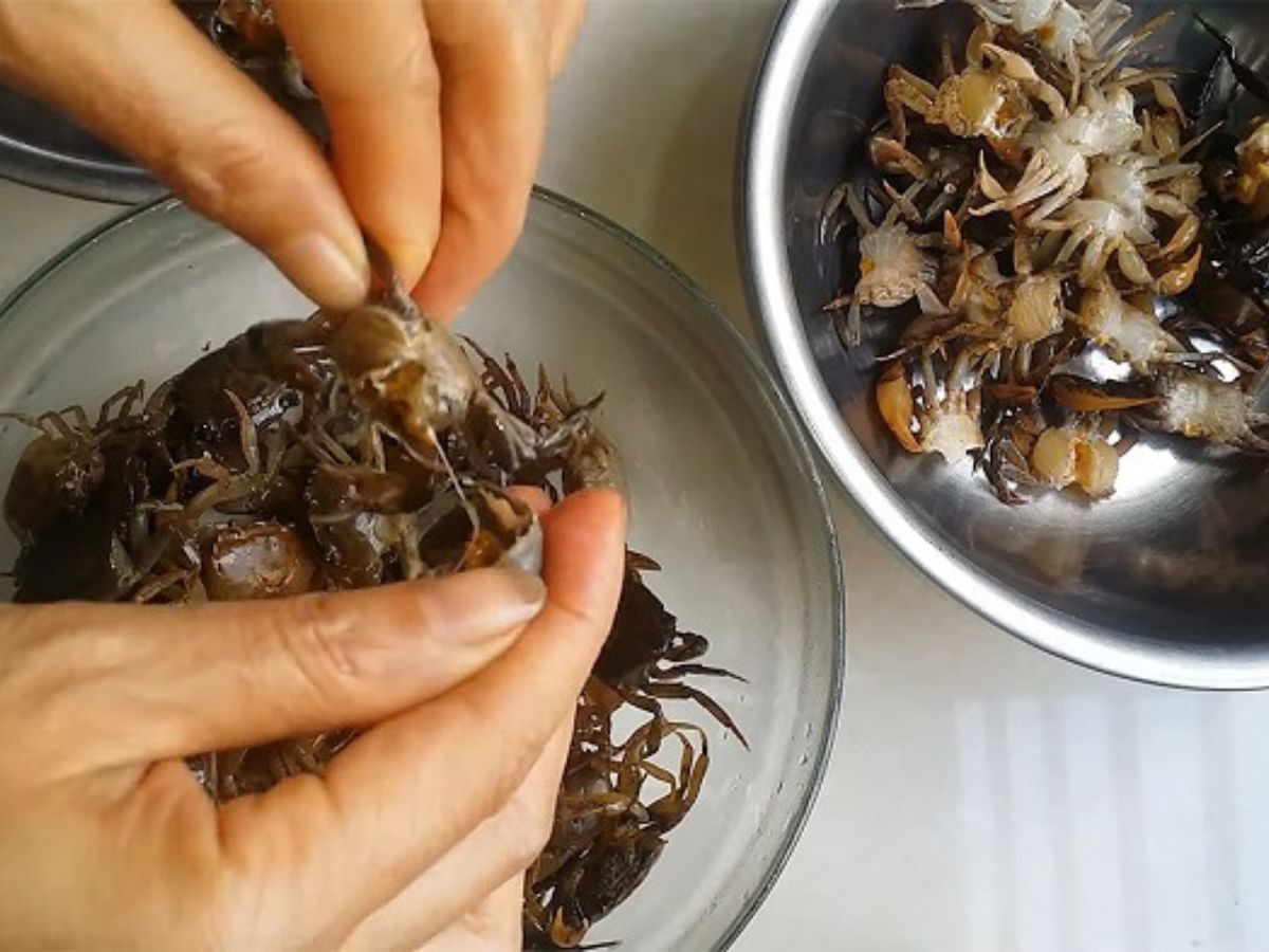 Cua đồng là nguyên liệu chính của món bánh đa cua Hải Phòng. 