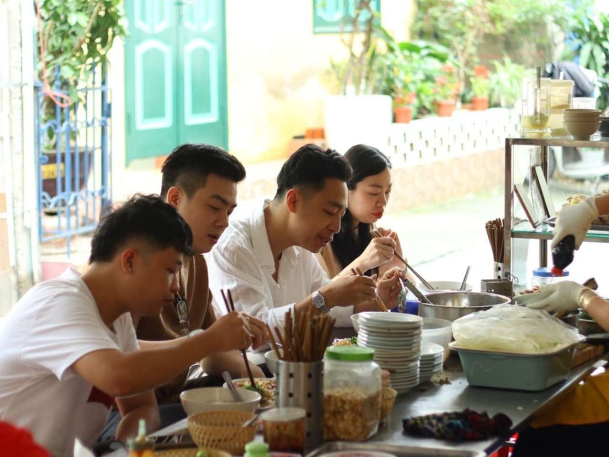 Quán bánh đa cua Hải Phòng được du khách ghé thăm.