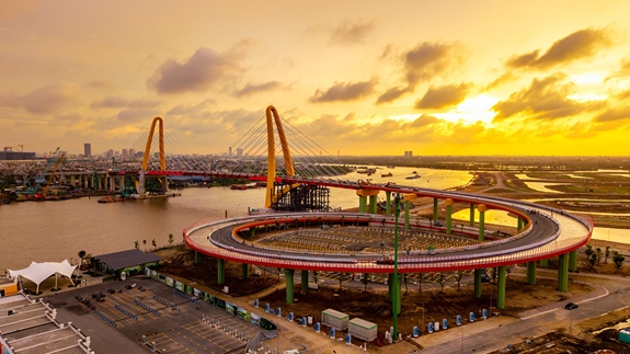 Cầu Hoàng Gia là tuyến giao thông huyết mạch nối liền đảo với trung tâm.