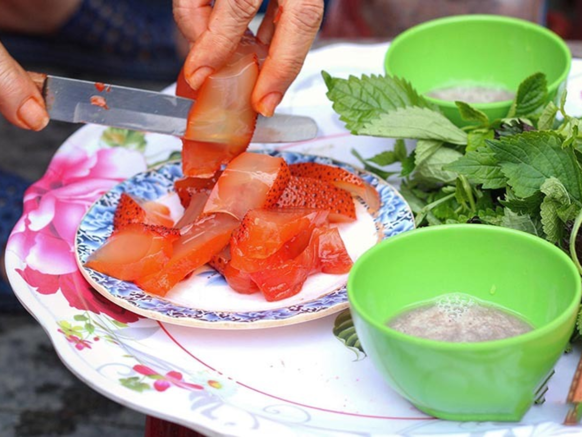 Sứa đỏ được cắt thành các miếng mỏng vừa ăn.