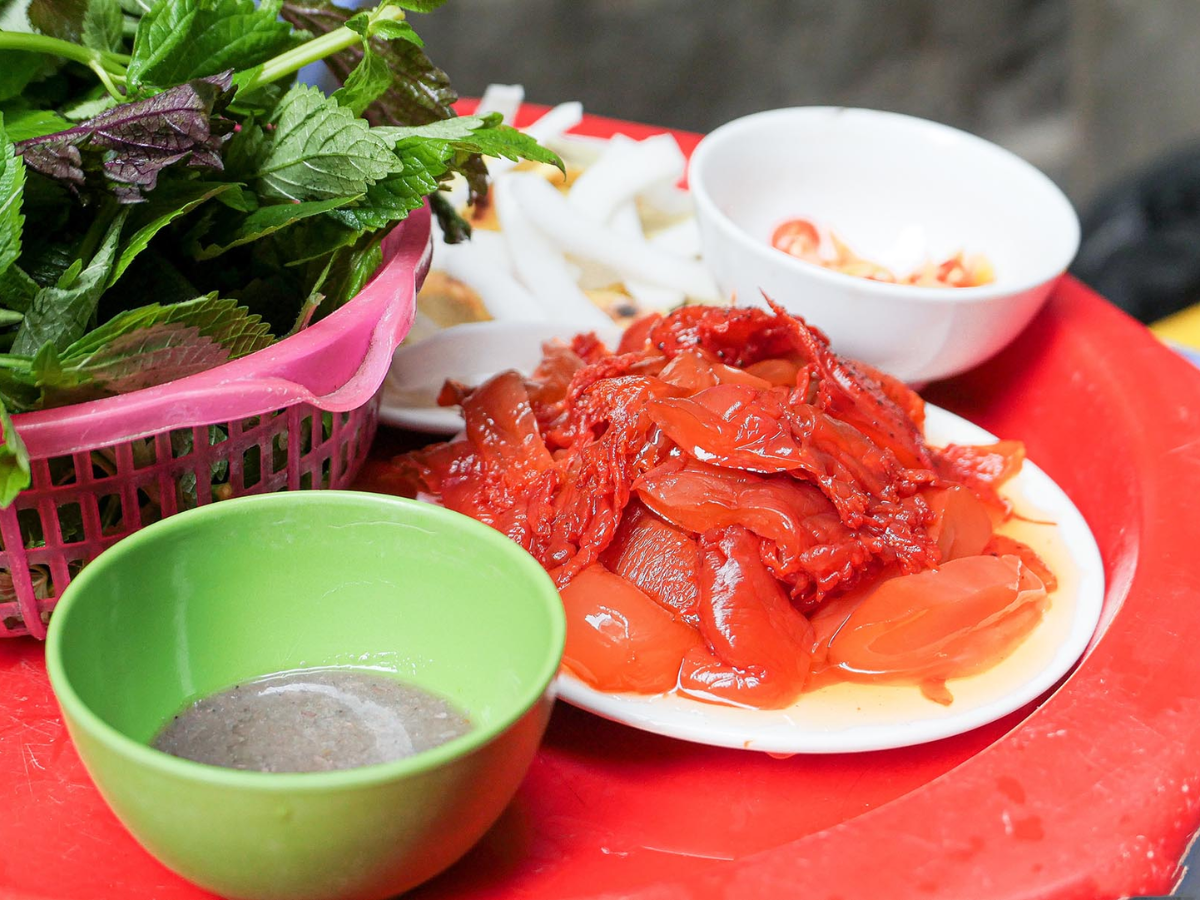 Món sứa đỏ hấp dẫn tại chợ Cát Bi Hải Phòng.