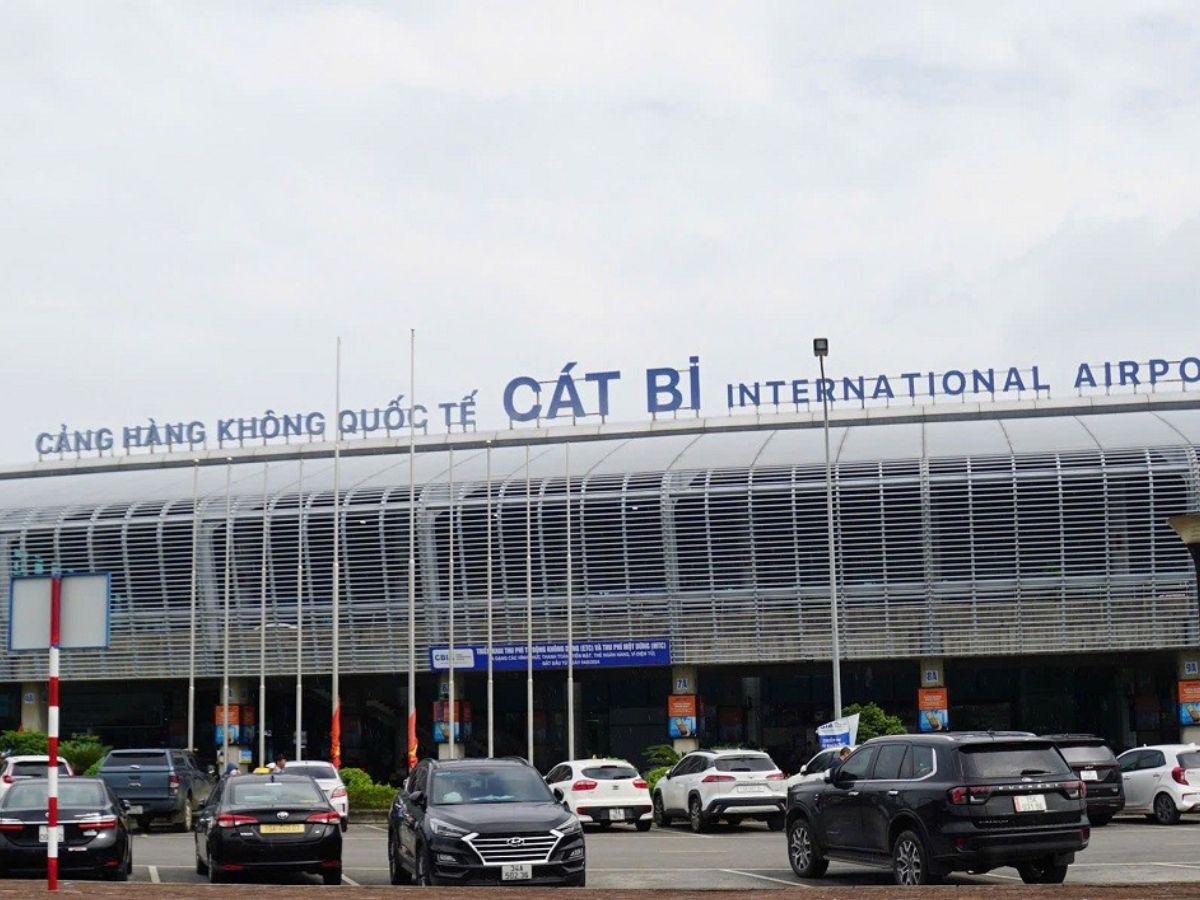 Cat Bi Hai Phong Airport is located at a key position in the city.