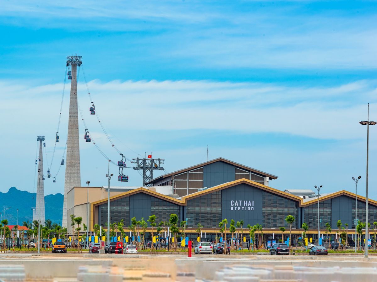 Explore Cat Ba Island conveniently and quickly with the Sun World cable car.